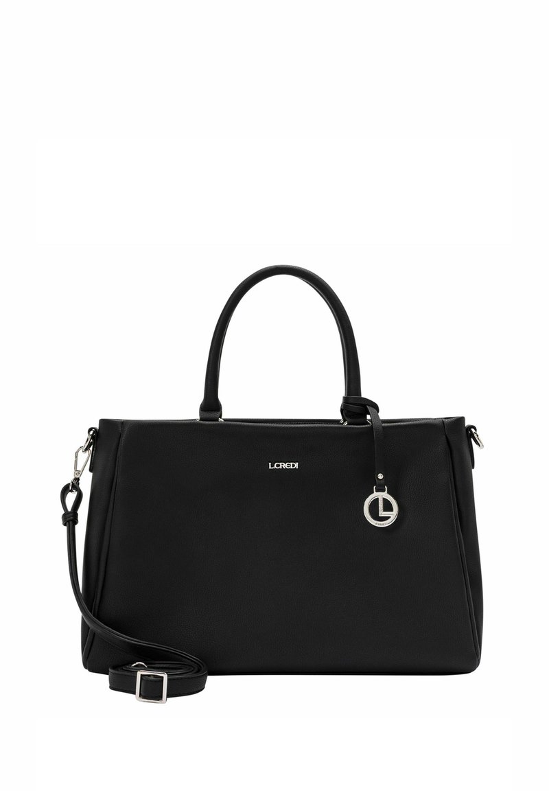 Bolso de cuero negro con dos asas y correa para el hombro desmontable. Presenta herrajes con logo y una textura suave con un diseño minimalista.
