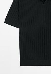 Polo shirt nera a coste con maniche corte, caratterizzata da un collo a V e una texture morbida, con orlo dritto e un motivo sottile.