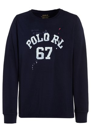Granatowa koszula z długim rękawem z białym napisem „POLO RL 67” i małymi plamkami farby na przodzie.