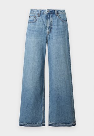 Jean en denim bleu clair taille haute avec jambes larges, fermeture avant par bouton et fermeture éclair, et design à cinq poches.