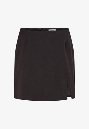 Mini-jupe noire avec une petite fente à l'avant et une taille boutonnée, en tissu lisse.