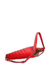 Borsa a tracolla trapuntata rossa con forma slim e allungata. Presenta una sola tracolla e un'accento in catena. Chiusura con zip e interno beige.