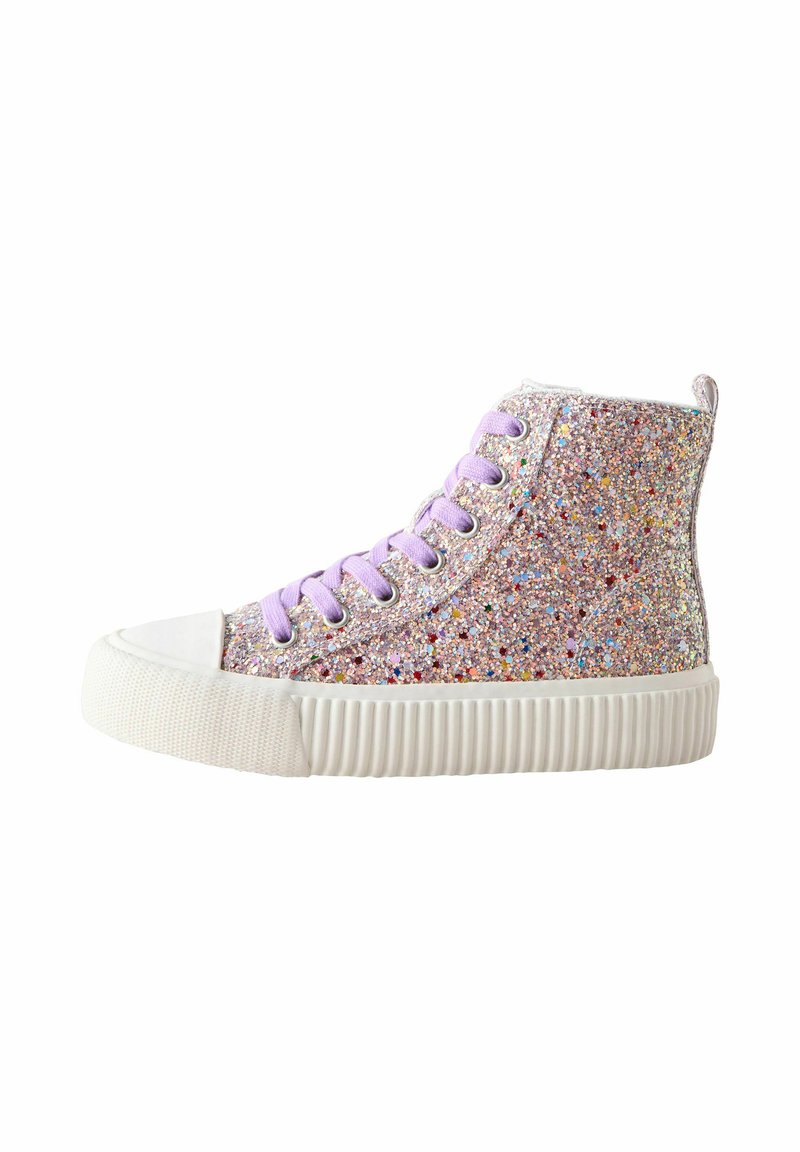 Sneaker alto con superficie glitterata in vari colori, lacci lilla, puntale in gomma bianca e suola piatta in bianco con texture.