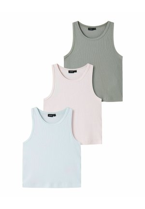 Trois débardeurs côtelés en vert atténué, rose pâle et bleu clair, disposés en rangées superposées sur un fond blanc.