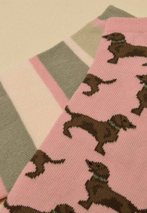 Para skarpetek, jedna z różowym tłem i brązowymi jamnikami, druga z szerokimi beżowymi i szarymi paskami obramowanymi różowymi liniami.