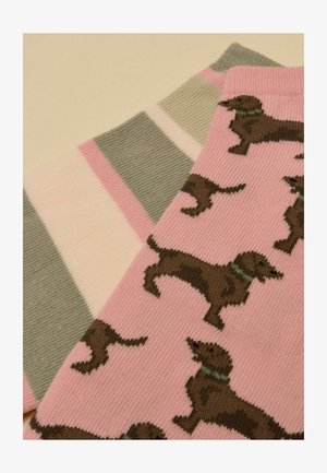 Para skarpetek, jedna z różowym tłem i brązowymi jamnikami, druga z szerokimi beżowymi i szarymi paskami obramowanymi różowymi liniami.