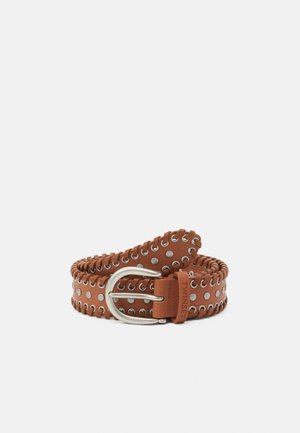 Bruine leren riem met zilverkleurige metalen oogjes langs de randen en ronde studs, met een zilveren metalen gesp en een leren lus gegraveerd "TWINSET."