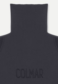 Maglione a collo alto grigio scuro realizzato in tessuto morbido, con colletto alto e la parola "COLMAR" lavorata a maglia in una tonalità leggermente più scura.