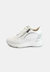 Sneaker bianco con parte superiore in pelle liscia, pannelli testurizzati, dettagli argento, chiusura con zip frontale e suola imbottita.