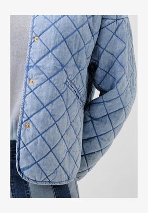 Veste synthétique matelassée en bleu clair avec un motif en losanges, dotée de boutons-pression dorés et d'une poche latérale. Finition en tissu texturé.