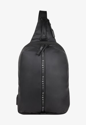 Czarny plecak na jedno ramię z pionowym zamkiem błyskawicznym z przodu i nazwą marki "bugatti" powtarzaną na taśmie zamka, pojedynczy pasek na górze.