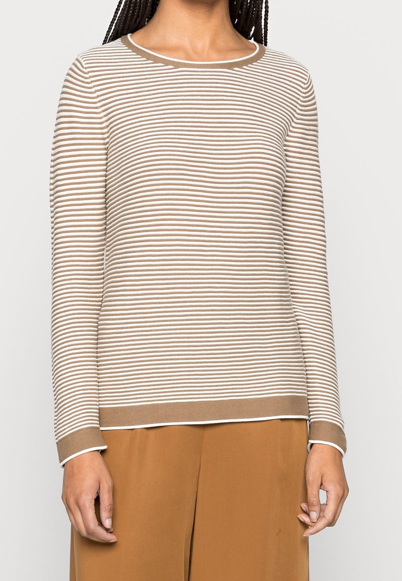 Maglione a righe con maniche lunghe in beige e bianco, dotato di un collo e polsini a costine con un orlo e dettagli in tinta unita marrone.