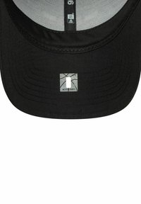 Schwarze Kappe mit flachem Schirm. Aus Stoff gefertigt, mit strukturiertem Material und einem reflektierenden Logoetikett auf der Vorderseite. Innen hat sie ein graues Futter.