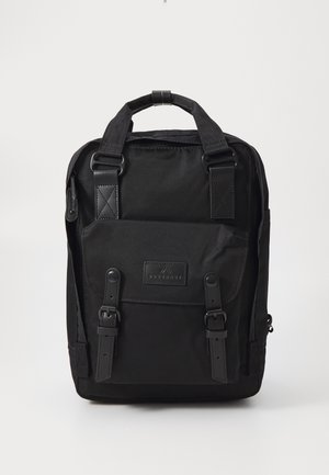Schwarzer Nylon-Rucksack mit Tragegriff, verstellbaren Riemen, Fronttaschen und Lederakzenten. Enthält Metallbeschläge und strukturierte Oberfläche.