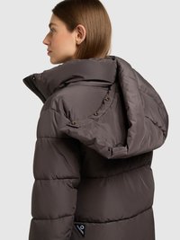 Kurtka puchowa w ciemnobrązowym kolorze z wysokim kołnierzem i dużym kapturem. Posiada pikowany wzór, solidne zatrzaski oraz metkę z logo na dolnym brzegu.