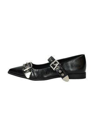 Zwarte leren flatshoe met een puntige neus, opvallende metallic gespaccents, verstelbare enkelband en een lage hak. Glad textuur.