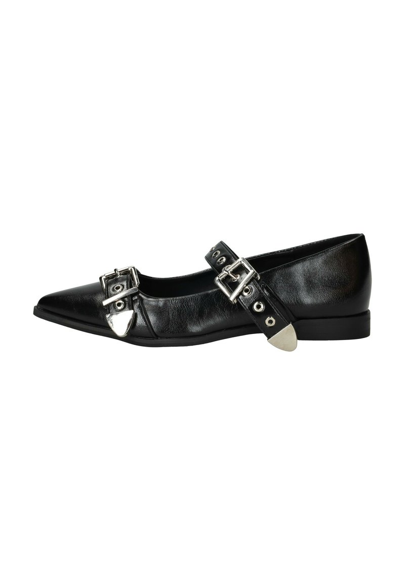 Zwarte leren flatshoe met een puntige neus, opvallende metallic gespaccents, verstelbare enkelband en een lage hak. Glad textuur.