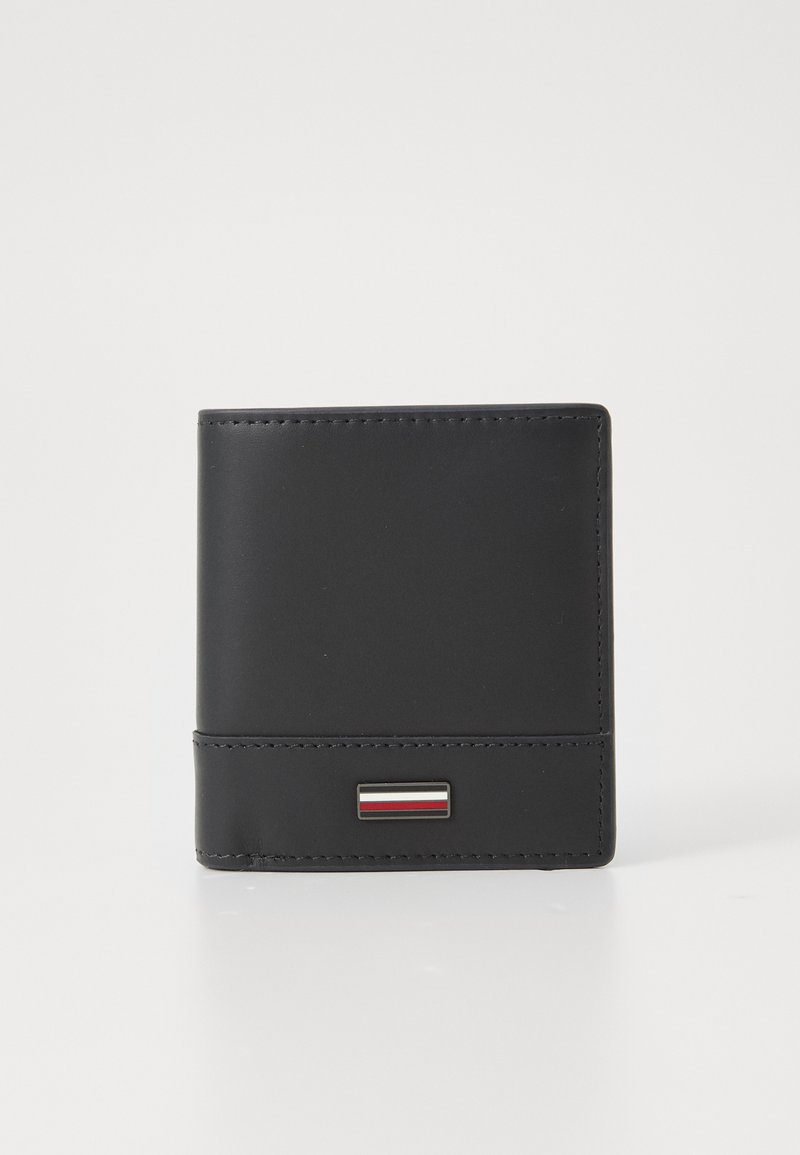 Svart skinnlommebok med en gjennomført, minimalistisk design, med en metallaccent av røde og hvite striper på forsiden.