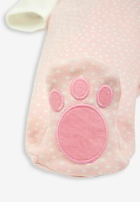 Rosa gepunkteter Stoff mit einer strukturierten rosa Pfotenabdruck-Applikation. Das Design umfasst leichtes, weiches Material mit kurzen Ärmeln.