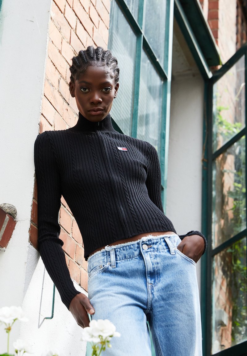 tommy badge zip