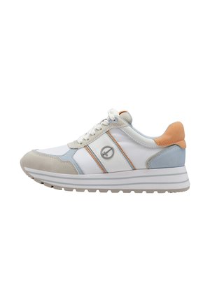 Sneakers con una toma superiore in tessuto bianco e azzurro chiaro, dettagli in suede grigio, strisce arancioni e un logo circolare ben visibile sul lato.
