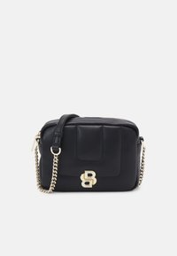 Černá kožená crossbody taška s řetízkem, obdélníkový tvar, prošívaná textura a zlaté kování s výrazným dvojitým logem B.