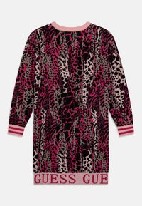 Robe pull longue avec motif animalier rose, noir et beige, col et poignets côtelés roses, et logo "GUESS" en bas de l'ourlet.