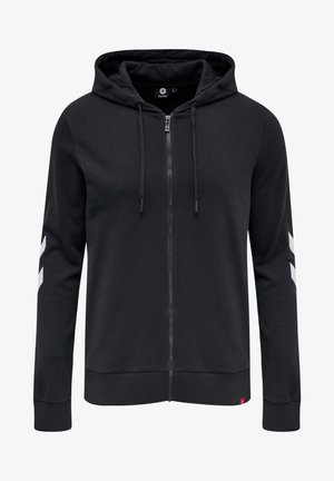 Sudadera negra con cremallera, cordones, puños y dobladillo acanalados, franjas blancas estilo chevron en las mangas y una pequeña etiqueta roja en la parte inferior.