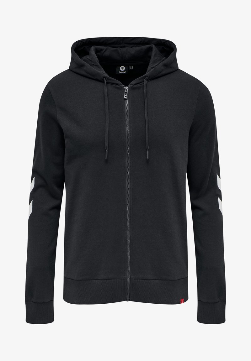Sweat à capuche noir zippé avec cordons, poignets et ourlet côtelés, bandes chevrons blanches sur les manches et petite étiquette rouge en bas.