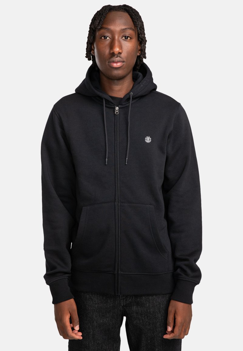 Felpa nera con zip realizzata in tessuto misto cotone. Presenta una tasca frontale, una cerniera in metallo, un cappuccio con cordino regolabile e un logo sul petto.