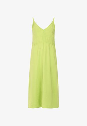 Jasnozielona sukienka bez rękawów, uszyta z miękkiego materiału; ma dekolt w serek, marszczony biust i swobodny kształt w literę A.
