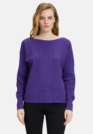Lila Strickpullover mit kastenförmiger Silhouette, Rundhalsausschnitt und strukturiertem Rautenmuster. Lange Ärmel und gerippte Bündchen runden das Design ab.