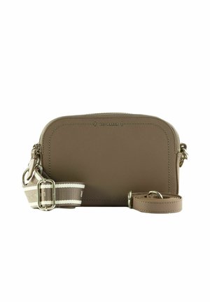 Sac bandoulière en cuir taupe avec bords arrondis, fermeture éclair argentée et deux sangles détachables — une en tissu rayé, une en cuir.