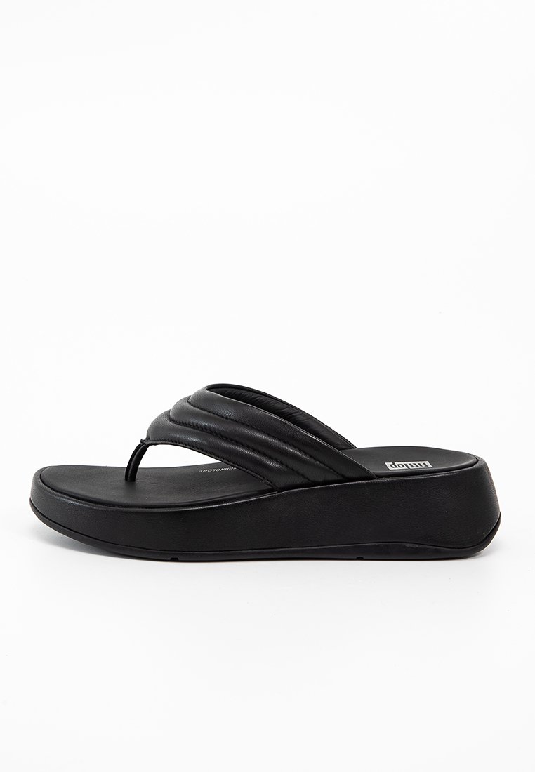 Sandale cu baretă între degete