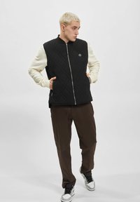 UNFAIR ATHLETICS HERREN UNFAIR ATHLETICS QUILTED MOSAIC VEST - Dūnu jaka - black