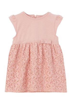 Abito rosa con maniche corte a volant, parte superiore liscia e fondo in pizzo a ruota decorato con motivi floreali e un piccolo dettaglio a fiocco.