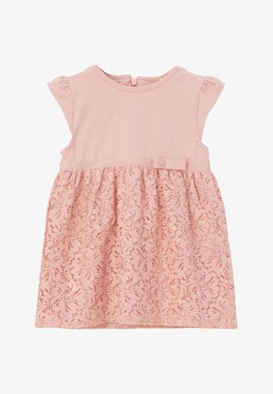 Robe rose avec des manches courtes ondulées, un haut uni et une jupe pleine en dentelle ornée de motifs floraux et d'un petit détail en nœud.