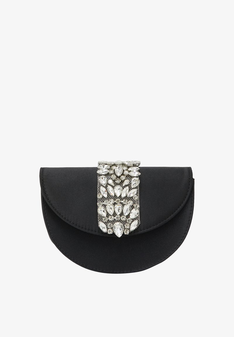 Clutch in satin nero con una patta arrotondata, caratterizzata da un'ornamentazione in strass argentati e dettagli in rete al centro. Design compatto ed elegante.