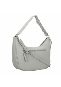 Sac à épaule en cuir gris clair avec une forme incurvée, une bandoulière réglable et une poche zippée à l'avant. Surface texturée et accents en métal argenté.