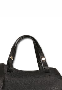 Zwarte leren handtas met een gladde textuur, een paar korte handvatten en ronde goudkleurige hardware accenten. Minimalistisch ontwerp, bovenaanzicht.