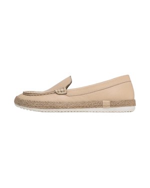 Beige leren instapschoen met een gevlochten espadrille-achtige zool, voorzien van een gestikt detail op het bovenwerk en een textuurrijke afwerking.