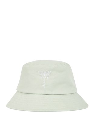 Lichtgroene bucket hat met een kleine witte geborduurde vlinder en het woord "love" aan de voorkant.