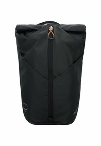 Zwarte roll-top rugzak gemaakt van duurzaam materiaal, met een centrale rits, zijvakken en logo-details aan de voorkant.