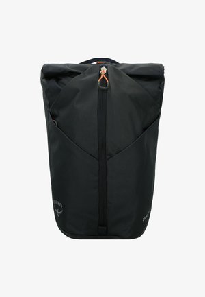 Zwarte roll-top rugzak gemaakt van duurzaam materiaal, met een centrale rits, zijvakken en logo-details aan de voorkant.