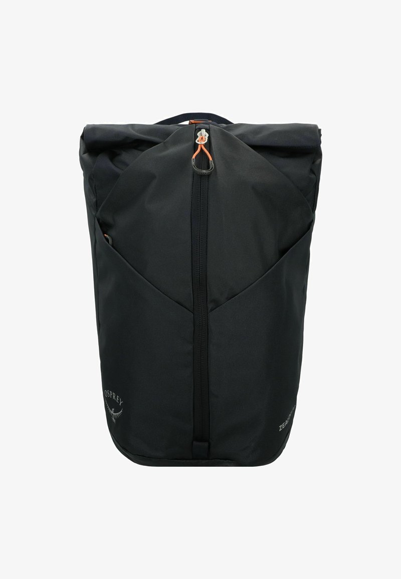 Zwarte roll-top rugzak gemaakt van duurzaam materiaal, met een centrale rits, zijvakken en logo-details aan de voorkant.