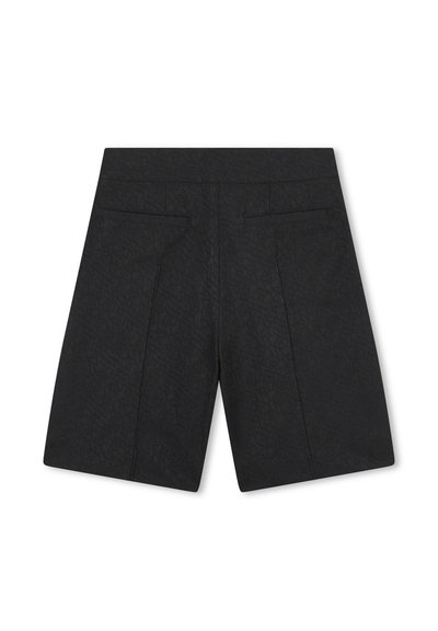 Shorts noirs avec un motif texturé, coupe droite, plis à l'avant et deux poches arrière. Design minimaliste.