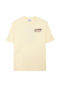 Camiseta de algodón amarillo claro con mangas cortas. Presenta un logotipo impreso con acentos en azul, rojo y naranja en el pecho. Cuello redondo.
