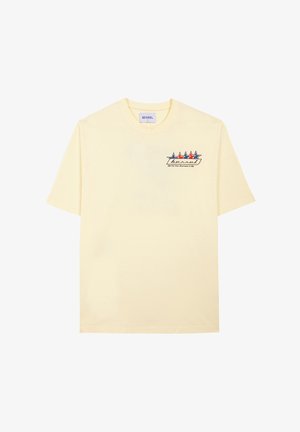 Camiseta de algodón amarillo claro con mangas cortas. Presenta un logotipo impreso con acentos en azul, rojo y naranja en el pecho. Cuello redondo.