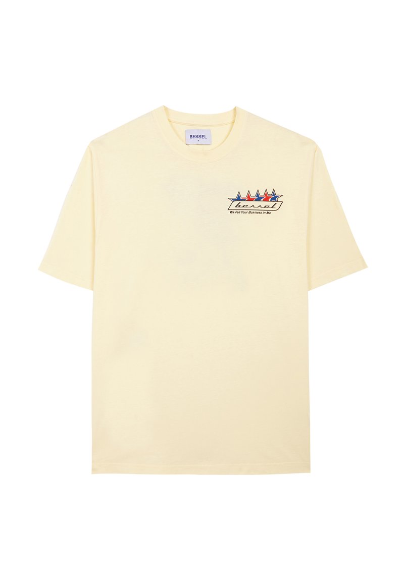 Camiseta de algodón amarillo claro con mangas cortas. Presenta un logotipo impreso con acentos en azul, rojo y naranja en el pecho. Cuello redondo.