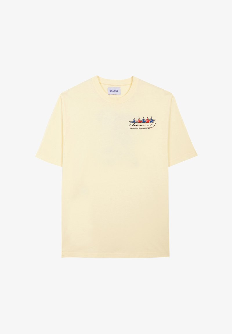 Camiseta de algodón amarillo claro con mangas cortas. Presenta un logotipo impreso con acentos en azul, rojo y naranja en el pecho. Cuello redondo.